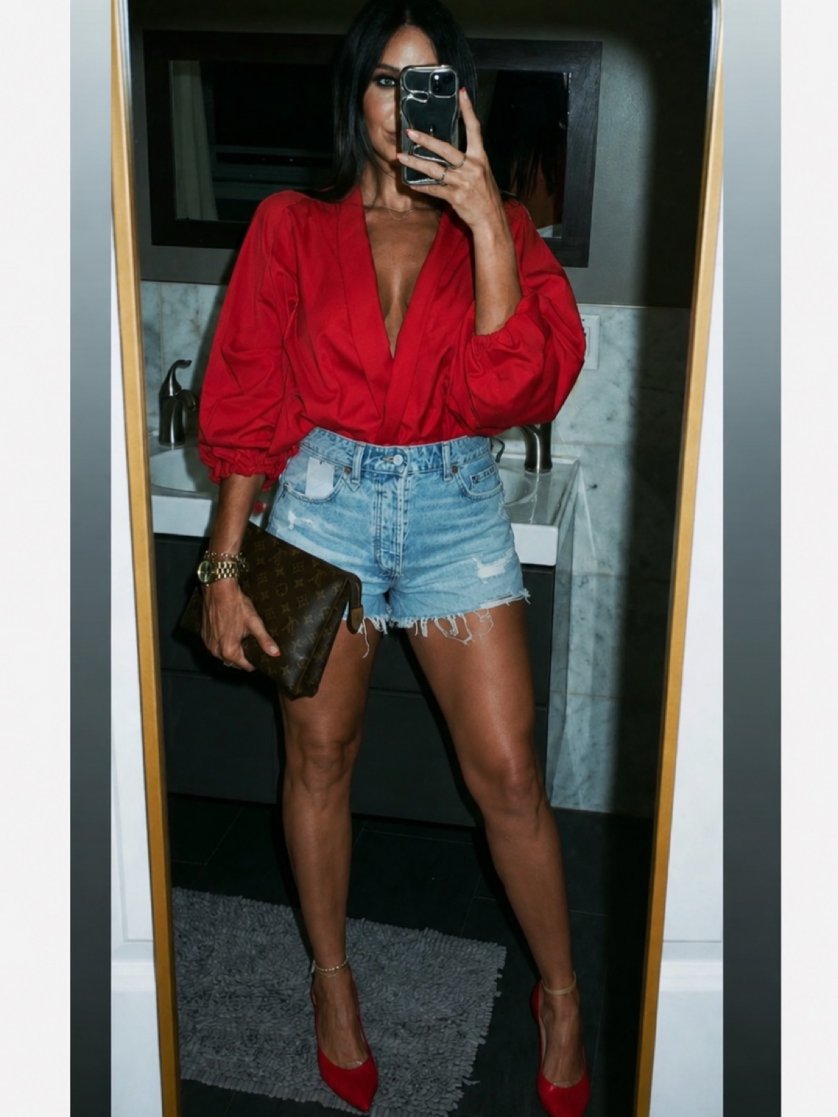 Loving this outfit combo 🖤 Everything linked in bio!
👟 ASOS DESIGN Surprise hair on real leather pointed kitten heeled mules in red — $69.99
👖 TRF RIPPED HIGH-WAISTED DENIM SHORTS — $45.90
👕 ZW COLLECTION BOMBER JACKET — $119.00
🛍️ Poche Toilette — $1150
💎 PACK OF TRIPLE HOOP EAR CUFF EARRINGS — $25.90