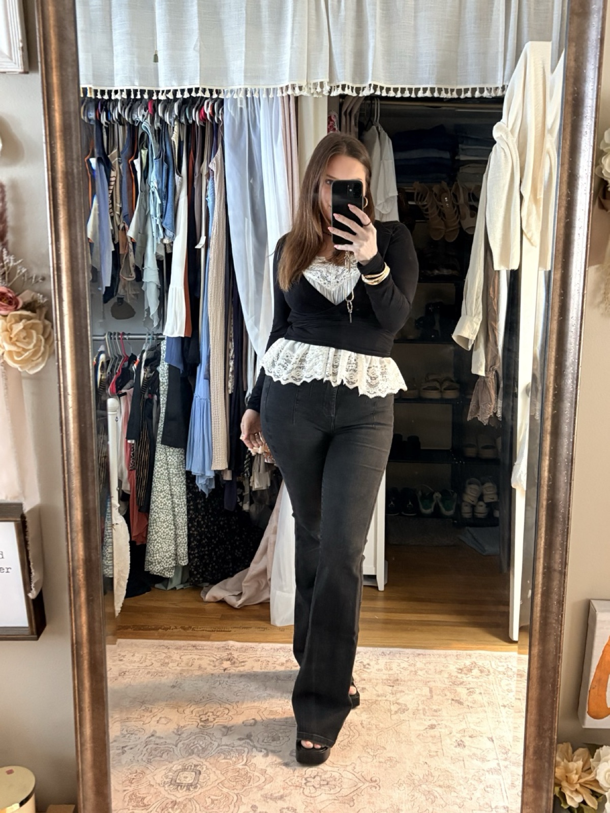 Who says black isn’t for the Spring?! Add a little lace for that soft feminine touch 👩🍳 💋🖤 Everything linked in bio!